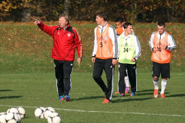 Trainer Horst Hrubesch (DFB U18) mit seiner Mannschaft, Training U18 Frankfurt an der Commerzbank Arena, 13.11.2012, DFB, Deutscher Fussball Bund,