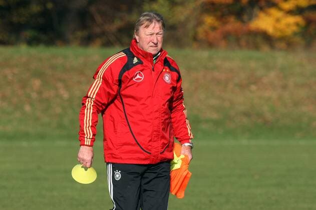 Trainer Horst Hrubesch (DFB U18), Training U18 Frankfurt an der Commerzbank Arena, 13.11.2012, DFB, Deutscher Fussball Bund,