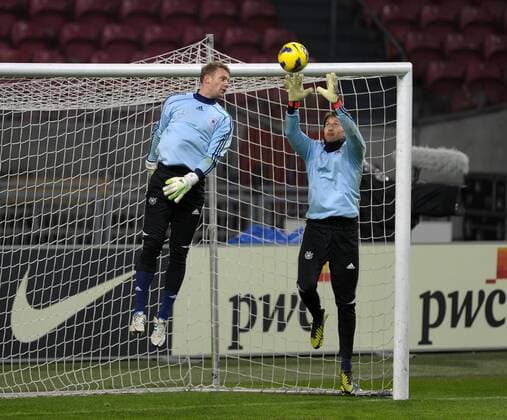 13.11.2012, Fussball Länderspiel, Holland - Deutschland, in der Amsterdam-Arena in Amsterdam (Holland). Training der Deutschen Nationalelf am Vorabend. Torwart Rene Adler (re, Deutschland) gegen Torwart Manuel Neuer (Deutschland).