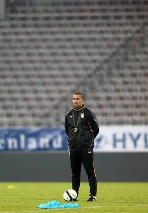 FUSSBALL, Testspiel, Vorberichte, Training LINZ,,13.NOV.12 - FUSSBALL Länderspiel, Elfenbeinküste, Freundschaftsspiel, Vorberichte, Abschlusstraining Nationalteam CIV. Bild zeigt Teamchef Sabri Lamouchi (CIV). 