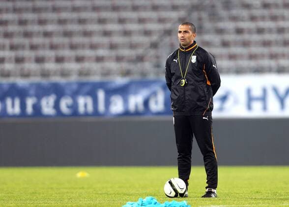 FUSSBALL, Testspiel, Vorberichte, Training LINZ,,13.NOV.12 - FUSSBALL Länderspiel, Elfenbeinküste, Freundschaftsspiel, Vorberichte, Abschlusstraining Nationalteam CIV. Bild zeigt Teamchef Sabri Lamouchi (CIV). 