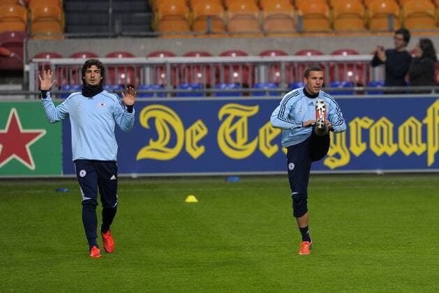 13.11.2012, Fussball Länderspiel, Holland - Deutschland, in der Amsterdam-Arena in Amsterdam (Holland). Training der Deutschen Nationalelf am Vorabend. v.li Mats Hummels (Deutschland), Lukas Podolski (Deutschland).