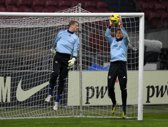 13.11.2012, Fussball Länderspiel, Holland - Deutschland, in der Amsterdam-Arena in Amsterdam (Holland). Training der Deutschen Nationalelf am Vorabend. v.li: Torwart Manuel Neuer (Deutschland), Torwart Rene Adler (Deutschland).
