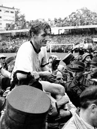 Fritz Walter (BR Deutschland) präsentiert den Coupe Jules Rimet