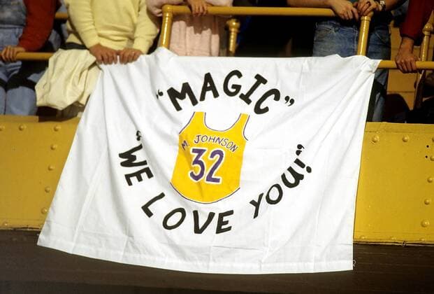 Jan. 01, 1991 - Boston, Massachusetts, U.S. - Boston fans salute MAGIC JOHNSON as he announces his retirement in Boston Garden NBA Basketball Herren USA 1991 - Magic Johnson Fans  - ZUMAl10