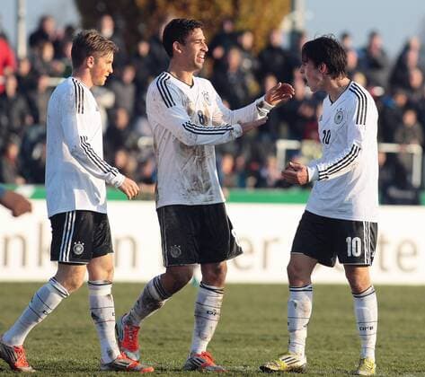 Kehl Fußball Freundschaftsspiel Länderspiel U 19 Deutschland vs. Frankreich Jubel nach dem 3:0 von links: Patrick Weihrauch - Rani KHEDIRA - Torschütze Fabian SCHNELLHARDT