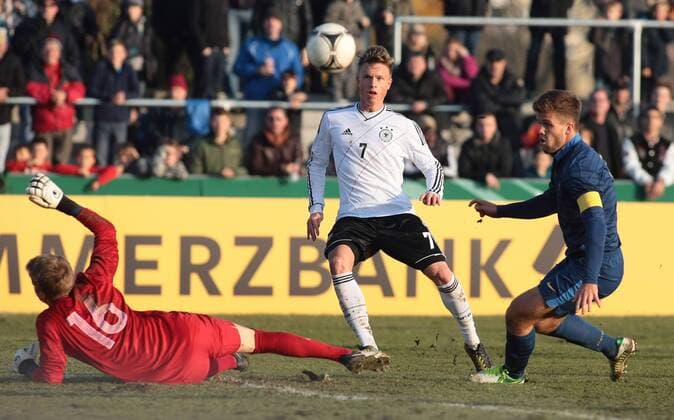 Kehl Fußball Freundschaftsspiel Länderspiel U 19 Deutschland vs. Frankreich Yannick GERHARDT (Deutschland, Bildmitte) trifft hier den Pfosten. links: Paul NARDI - rechts: Lucas ROUGEAUX (beide Frankreich)