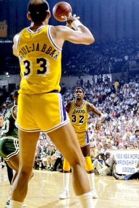 30.05.1985 - Boston, Massachusetts, U.S. - Los Angeles Lakers MAGIC JOHNSON with KAREEM ABDUL-JABBAR in 1985 NBA Basketball Herren USA Finals vs the Boston Celtics NBA Basketball Herren USA 1985 - Magic Johnson 1985 NBA Basketball Herren USA Finals  - ZUMAl10