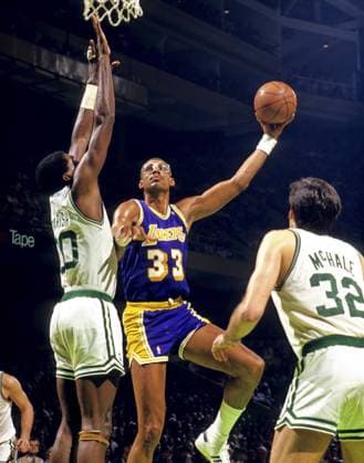07.06.1987 - Boston, Massachusetts, U.S. - Los Angeles Lakers KAREEM ABDUL-JABBAR with Boston Celtics ROBERT PARISH and KEVIN MCHALE late 1980s NBA Basketball Herren USA 1987 - Kareem Abdul-Jabbar  - ZUMAl10