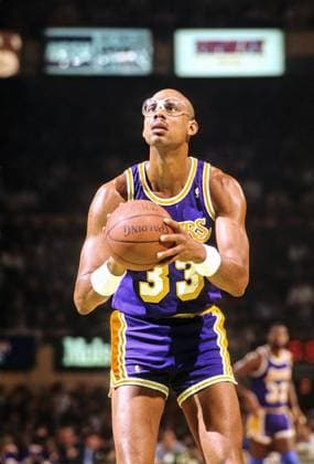 1988 - Boston, Massachusetts, U.S. - Los Angeles Lakers KAREEM ABDUL-Jabbar with MAGIC JOHNSON in background 12 1988 NBA Basketball Herren USA 1988 - Kareem Abdul-Jabbar  - ZUMAl10