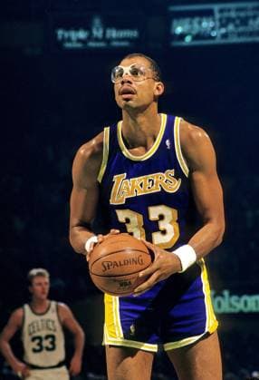 Boston, Massachusetts, U.S. - Los Angeles Lakers KAREEM ABDUL-JABBAR with Boston Celtics LARRY BIRD ca. 1988 NBA Basketball Herren USA 1988 - Kareem Abdul-Jabbar  - ZUMAl10