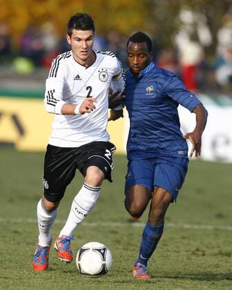 Deutschland - Frankreich, Länderspiel U19 Robin YALCIN, U19 Nationalmannschaft, GER - Lenny NANGIS, U19 Team FRA, Aktion hoch, Fußball, Länderspiel DFB U19, Saison 2012 2013