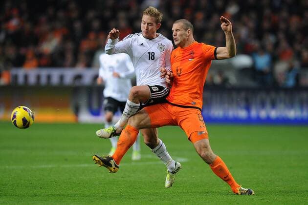 Fußball Länderspiel Niederlande - Deutschland am 14.11.2012 in der Amsterdam ArenA in Amsterdam Lewis Holtby ( Deutschland ), links - Ron Vlaar ( Niederlande ), rechts
