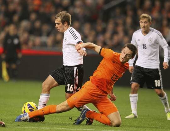 Philip Lahm , (GER) gegen Stefan de Vrij, rechts Mi. 14.11.2012 Fussball Länderspiel in Amsterdam Niederlande - Deutschland 0 - 0