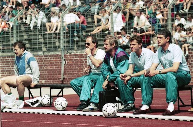 Fußball Freundschaftsspiel am 21.07.1990 Hannover 96 (Rot) gegen Grün-Weiß Leipzig 5:2 im Niedersachsenstadion zu Hannover. Im Foto: Trainerbank von Grün Weiß Leipzig mit Trainer Hans Bert Matoul (re.)