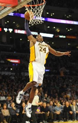 Los Angeles Lakers shootingguard Kobe Bryant (24) goes up for a dunk in the second half of an NBA Basketball Herren USA basketball game against the Houston Rockets in Los Angeles on November 18, 2012. The Lakers won 119 to 108.  LAP201211182811