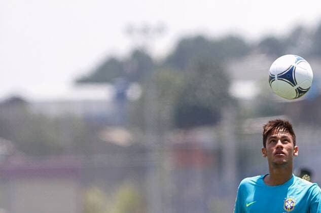 RIO DE JANEIRO, (Xinhua) -- Brazil s Neymar takes part in a training in Sao Paulo, Brazil, Nov. 20, 2012. Brazilian national soccer team will face off Argentina Wednesday in Buenos Aires in the long-overdue return leg of the so-called Clasico de las Americas. (Xinhua Rahel Patrasso) (zhs) BRAZIL-SAO PAULO-SOCCER-TRAINING-ARGENTINA 