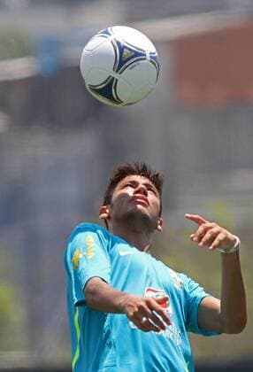RIO DE JANEIRO, (Xinhua) -- Brazil s Neymar takes part in a training in Sao Paulo, Brazil, Nov. 20, 2012. Brazilian national soccer team will face off Argentina Wednesday in Buenos Aires in the long-overdue return leg of the so-called Clasico de las Americas. (Xinhua Rahel Patrasso) (zhs) BRAZIL-SAO PAULO-SOCCER-TRAINING-ARGENTINA 