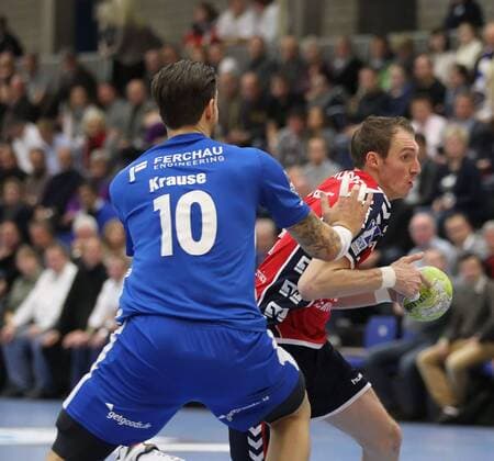 Holger GLANDORF (SG Flensburg Handewitt) gegen Dennis KRAUSE (VFL Gummersbach)
