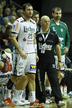 Deutschland, Berlin, Max Schmeling Halle , DKB Handballbundesliga, Saison 2012 2013, Füchse Berlin - HSG Wetzlar, Michael Müller, Trainer Kai Wandschneider (Wetzlar)