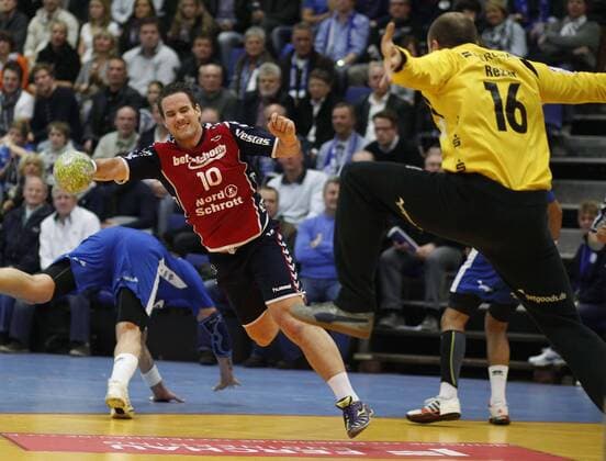Gummersbach, Eugen-Haas-Halle, 21.11.12: Flensburgs Thomas Mögenden (L) gegen Gummersbachs Torwart Sören Rasmussen im Spiel der Handball Bundesliga zwischen VFL Gummersbach vs. SG Flensburg-Handewitt in der Saison 2012 2013.