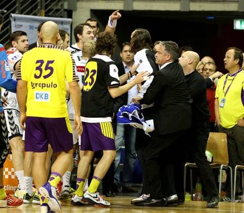 Präsident Frank Steffel hält Torwart Silvio Heinevetter zurück nach Zoff mit Michael Müller Handball HBL erste 1.Bundesliga Herren Saison 2012 13 21.11.2012 Füchse Fuechse Berlin vs. HSG Wetzlar