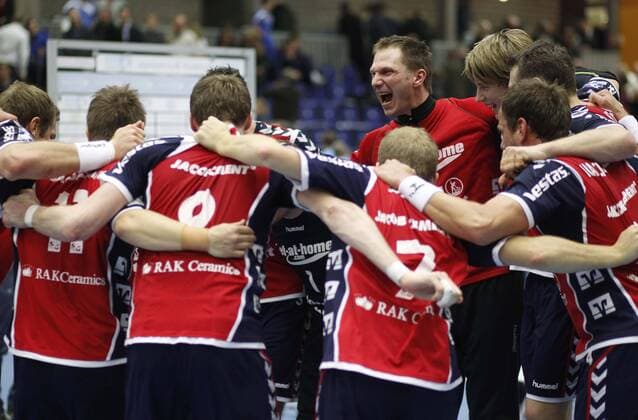 Gummersbach, Eugen-Haas-Halle, 21.11.12: Schlussjubel Flensburg im Spiel der Handball Bundesliga zwischen VFL Gummersbach vs. SG Flensburg-Handewitt in der Saison 2012 2013.