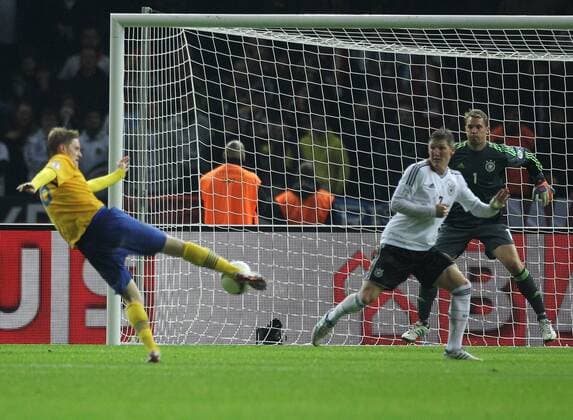 Dienstag, 16.10.2012, in Berlin, Saison 12 13, Nationalmannschaft, Länderspiel, Fussball, WM-Qualifikation, DFB, International Deutschland - Schweden, GER - SWE, 4:4 Tor zum 4:4 durch Rasmus Elm, Torwart Manuel Neuer, GER, Bastian Schweinsteiger, GER DeFodi031