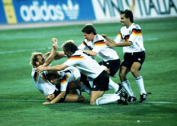 Deutschland ist Weltmeister 1990 in Rom Torschütze Andreas Brehme, Jürgen Klinsmann, Rudi Völler, Stefan Reuter und Pierre Littbarski