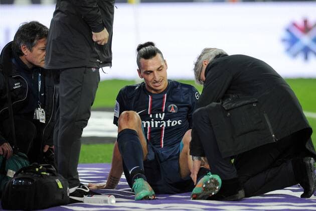 blessure de Zlatan Ibrahimovic (PSG) FOOTBALL : PSG vs Troyes - Ligue 1- 24 11 2012 N.LeGouic FEP Panoramic 