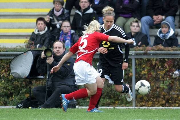 Frauenfußball, Bundesliga, 10. Spieltag: 1. FFC Frankfurt - SC 07 Bad Neuenahr am Sonntag (25.11.2012) im Stadion am Brentanobad in Frankfurt am Main. Babett Peter (1. FFC Frankfurt, R), Antonia Hornberg (SC 07 Bad Neuenahr).