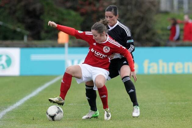 Frauenfußball, Bundesliga, 10. Spieltag: 1. FFC Frankfurt - SC 07 Bad Neuenahr am Sonntag (25.11.2012) im Stadion am Brentanobad in Frankfurt am Main. Nicole Rolser (SC 07 Bad Neuenahr, L), Alexandra Krieger (1. FFC Frankfurt).