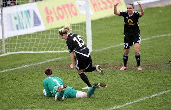 Svenja Huth (Frankfurt) trifft zum 0:3 gegen Torfrau Almuth Schult (Bad Neuenahr) und jubelt mit Sandrine Bretigny (Frankfurt) , 1. FFC Frankfurt - SC 07 Bad Neuenahr, 1. Frauen Fussball Bundesliga 2012 2013, 25.11.2012