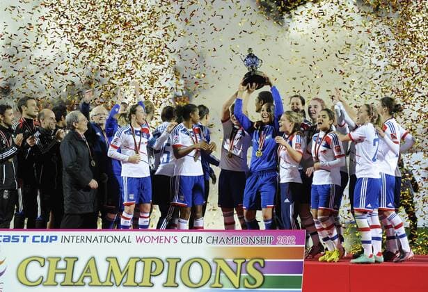 (121125) -- SAITAMA, Nov. 25, 2012 (Xinhua) -- Team members of Olympique Lyonnais of France celebrate with the trophy during the awarding ceremony at the International Women s Club soccer championship in Saitama, Japan Nov. 25, 2012. Olympique Lyonnais defeated INAC Kobe of Japan to claim the champion.(Xinhua Kenichiro Seki) (lm) JAPAN-SAITAMA-SOCCER-WOMEN S INTERNATIONAL CLUB CHAMPIONSHIP 