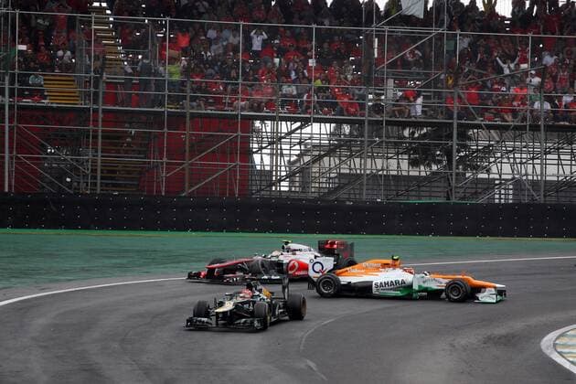 25.11.2012- Race, Crash, Nico Hulkenberg (GER) Sahara Force India F1 Team VJM05 and Lewis Hamilton (GBR) McLaren Mercedes MP4-27 Brazilian Grand Prix, Sao Paulo 22-25 November 2012 