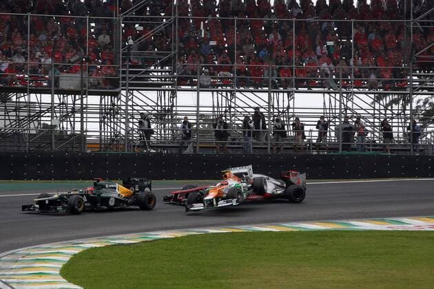 25.11.2012- Race, Crash, Nico Hulkenberg (GER) Sahara Force India F1 Team VJM05 and Lewis Hamilton (GBR) McLaren Mercedes MP4-27 Brazilian Grand Prix, Sao Paulo 22-25 November 2012 