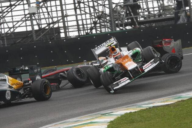 Motorsports: FIA Formula One World Championship 2012, Grand Prix of Brazil, crash between 12 Nico Hülkenberg (GER, Sahara Force India F1 Team) and 4 Lewis Hamilton (GBR, Vodafone McLaren Mercedes), xHOCHxZWEIx