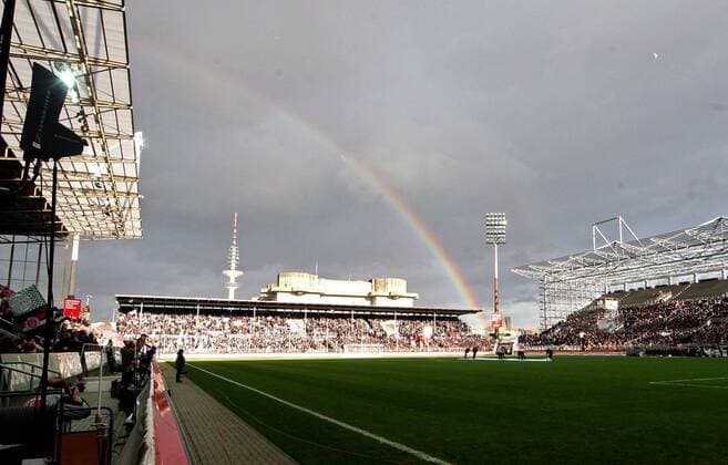 Fußball, Stadiongeschichte FC St. Pauli 25.11.2012, Hamburg, Fussball, 2. Bundesliga, FC St. Pauli. Ein Regenbogen am Himmel über dem Stadion am Millerntor in Hamburg.