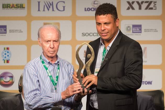 Mario Zagallo überreicht Ronaldo den Joao Havelange Preis während der Veranstaltung Soccerex 2012. Rio de Janeiro RJ, Brasil 23 11 2012. x(11)xCelsoxPupox xFotoarenax  (12977)