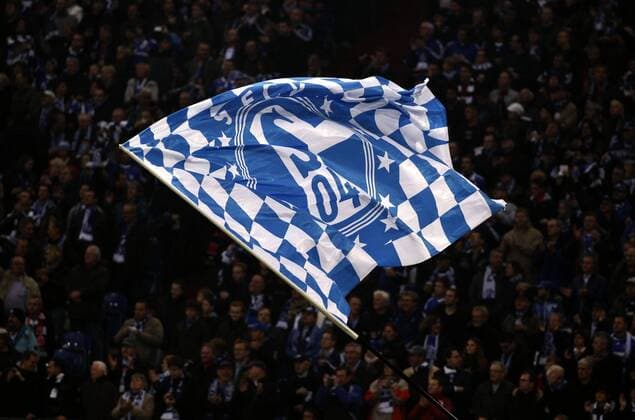 Gelsenkirchen, Veltins-Arena, 24.11.12: Schalke Fahne im Fanblock im Spiel zwischen FC Schalke 04 vs. Eintracht Frankfurt am 13. Spieltag der Deutschen Bundesliga in der Saison 2012 2013.
