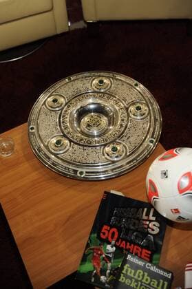 Die Meisterschale als Deko in der ARD Talkshow Menschen bei Maischberger am 27.11.2012 in Köln mit dem Thema: 50 Jahre Bundesliga