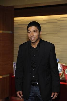 Der Ex-Bundesligaspieler Giovane Elber zu Gast in der ARD Talkshow Menschen bei Maischberger am 27.11.2012 in Köln