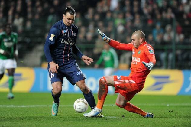 Zlatan Ibrahimovic (PSG) Stephane Ruffier (Saint Etienne) FOOTBALL : AS Saint Etienne vs PSG Paris St Germain - Coupe de la Ligue - 27 11 2012 NLeGouicFEP 