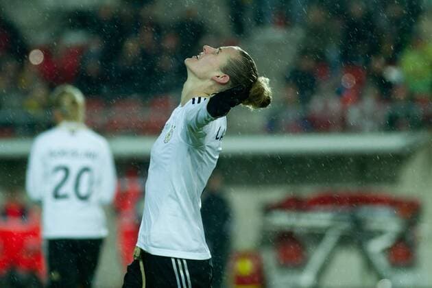 Simone Laudehr (Deutschland) - Frauen Test Länderspiel Deutschland vs. Frankreich im Erdgas Sportpark in Halle Saale - Einzelbild,Aktion,Fußball,Frau,29.11.2012,Deutschland