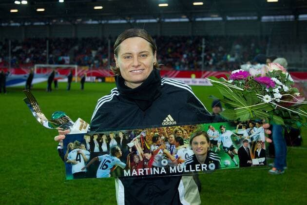 Verabschiedung - Martina Müller (Deutschland) - Frauen Test Länderspiel Deutschland vs. Frankreich im Erdgas Sportpark in Halle Saale - Einzelbild,Fußball,Frau,29.11.2012,Deutschland