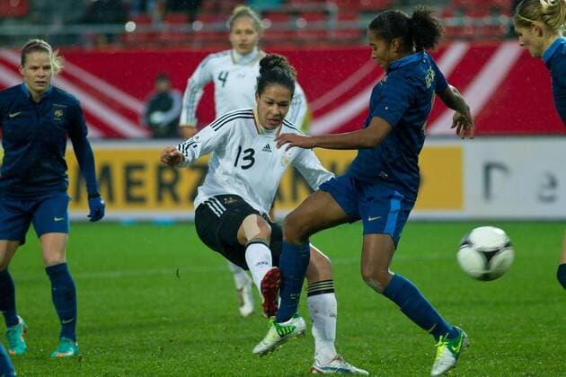 Zweikampf - Celia Okoyino da Mbabi (Deutschland) gegen Laura Georges (Frankreich) - Frauen Test Länderspiel Deutschland vs. Frankreich im Erdgas Sportpark in Halle Saale - Aktion,Fußball,Frau,29.11.2012,Deutschland