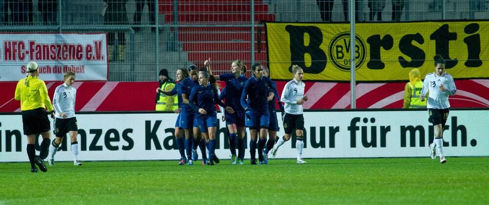 Torjubel - Torschützin Corine Franco (Mi.,Frankreich) trifft zum 1-1 - Frauen Test Länderspiel Deutschland vs. Frankreich im Erdgas Sportpark in Halle Saale - Aktion,Fußball,Frau,29.11.2012,Deutschland