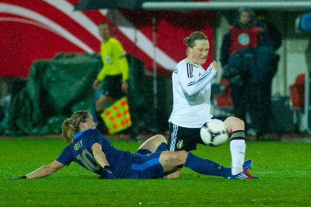 Zweikampf - Melanie Behringer (re.,Deutschland) gegen Camille Abily (Frankreich) - Frauen Test Länderspiel Deutschland vs. Frankreich im Erdgas Sportpark in Halle Saale - Aktion,Fußball,Frau,29.11.2012,Deutschland