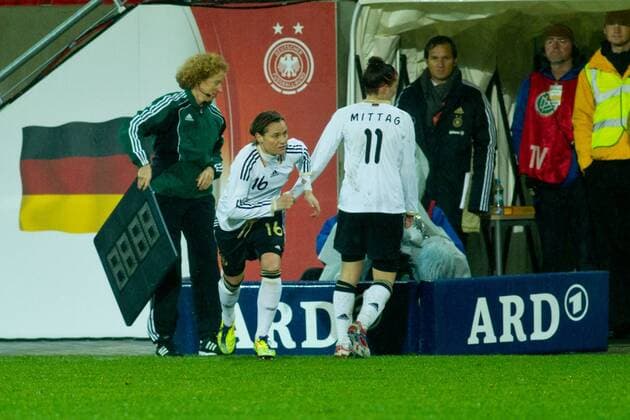 Einwechselung - Martina Müller (Deutschland) - Frauen Test Länderspiel Deutschland vs. Frankreich im Erdgas Sportpark in Halle Saale - Aktion,Fußball,Frau,29.11.2012,Deutschland