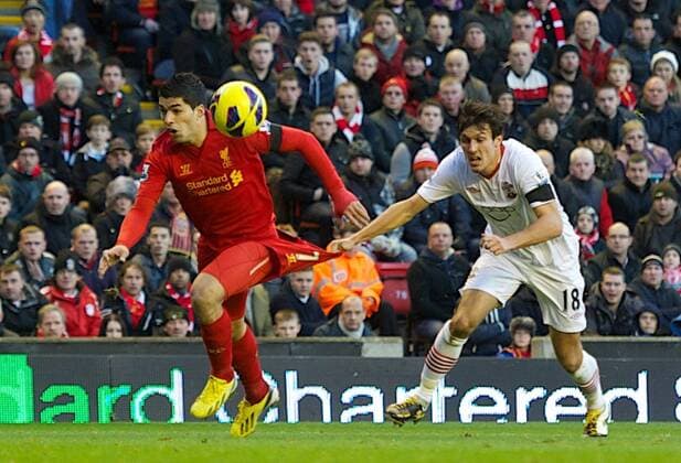PROPAGANDA20121201 Football - soccer: Barclays Premier League, Liverpool FC - Southampton FC, Liverpool s Luis Alberto Suarez Diaz is fouled by Southampton s Jack Cork but no penalty is awarded during the Premiership match at Anfield. (Hinweis: Verwendung nur in Deutschland, Österreich oder Schweiz - only Germany, Austria and Switzerland) xHOCHxZWEIx xPropagandax
